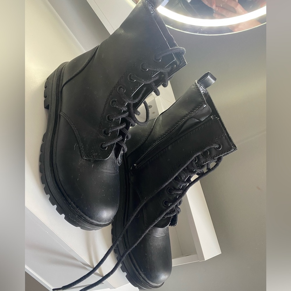 Soda size 10 black combat boots